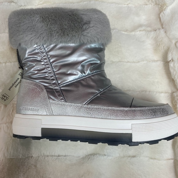 Cougar Shoes - NWT Cougar Wizard Metallic Silver Size 8